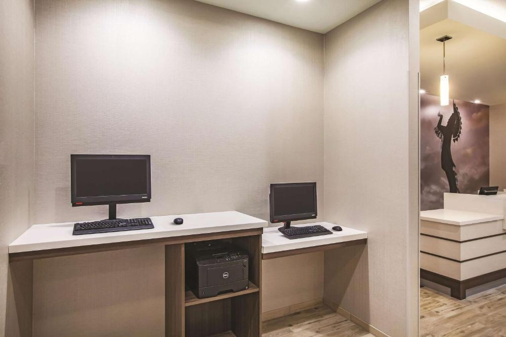 La Quinta Inn & Suites by Wyndham Wichita Northeast