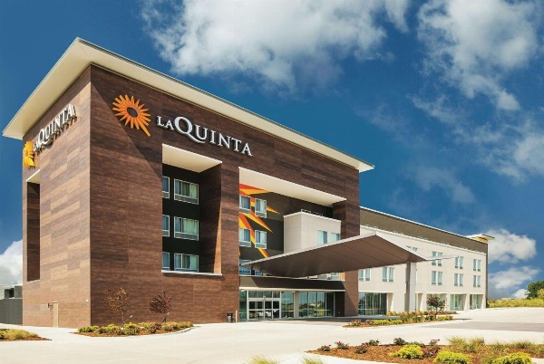 La Quinta Inn & Suites by Wyndham Wichita Northeast image 1