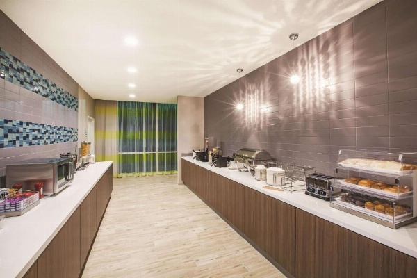 La Quinta Inn & Suites by Wyndham Wichita Northeast image 11