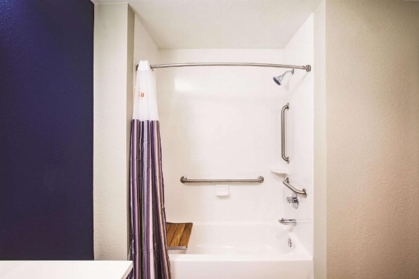 La Quinta Inn & Suites by Wyndham Wichita Northeast image 13