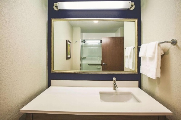 La Quinta Inn & Suites by Wyndham Wichita Northeast image 23