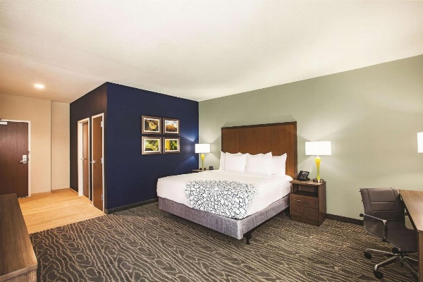 La Quinta Inn & Suites by Wyndham Wichita Northeast image 5