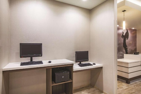 La Quinta Inn & Suites by Wyndham Wichita Northeast image 8